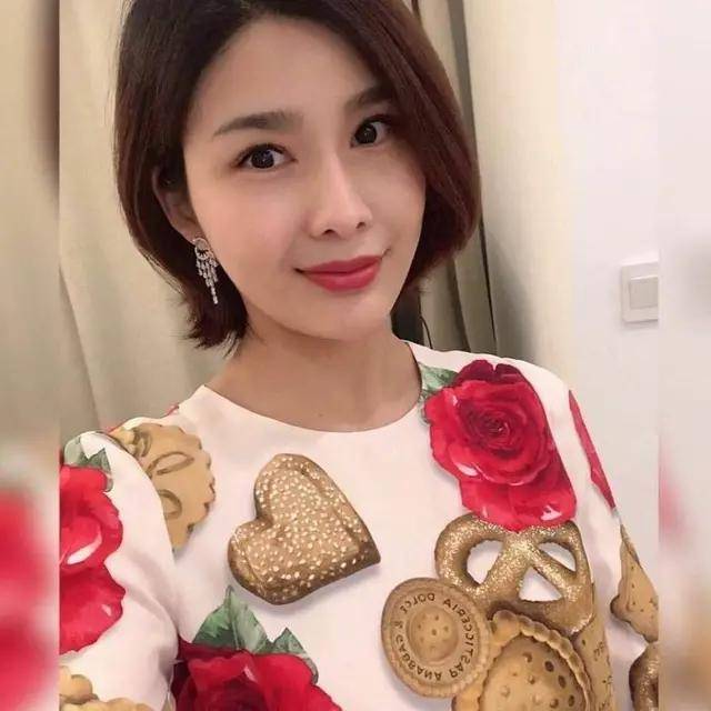 闫盼盼水滴无圣光写真图片合集，大尺度私拍蓝光高清版本